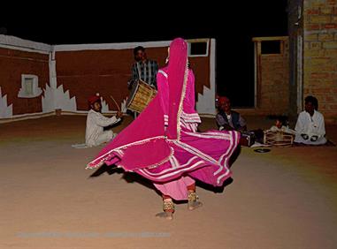 04 Rajasthan-Dancer_and_Music,_Kuri_DSC3487_b_H600